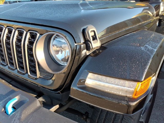 Used 2024 Jeep Wrangler Unlimited w/ Convenience Group AWD/4WD image 3