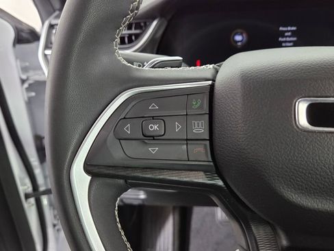 Used 2023 Jeep Grand Cherokee L Laredo image 18