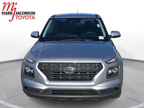 Used 2024 Hyundai Venue SE image 3