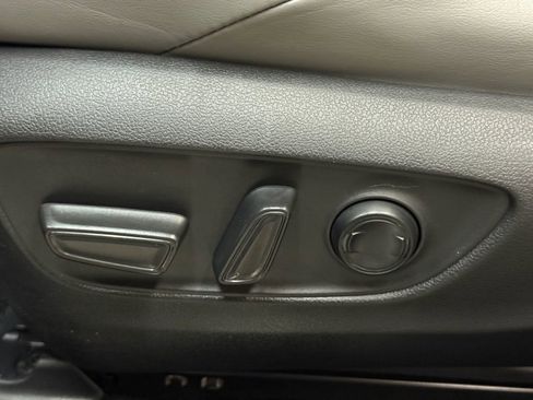 Used 2022 Toyota Venza XLE image 25