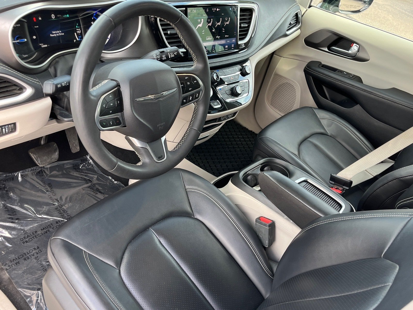 Used 2024 Chrysler Pacifica Limited FWD image 16