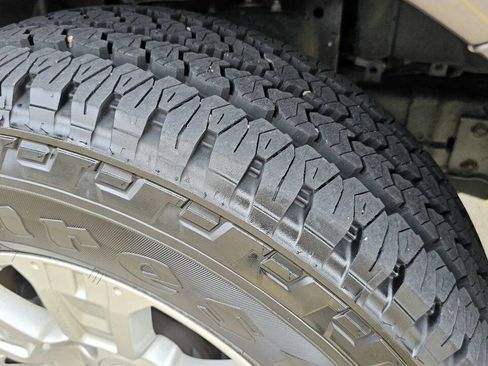 Used 2017 Nissan Titan SV image 15