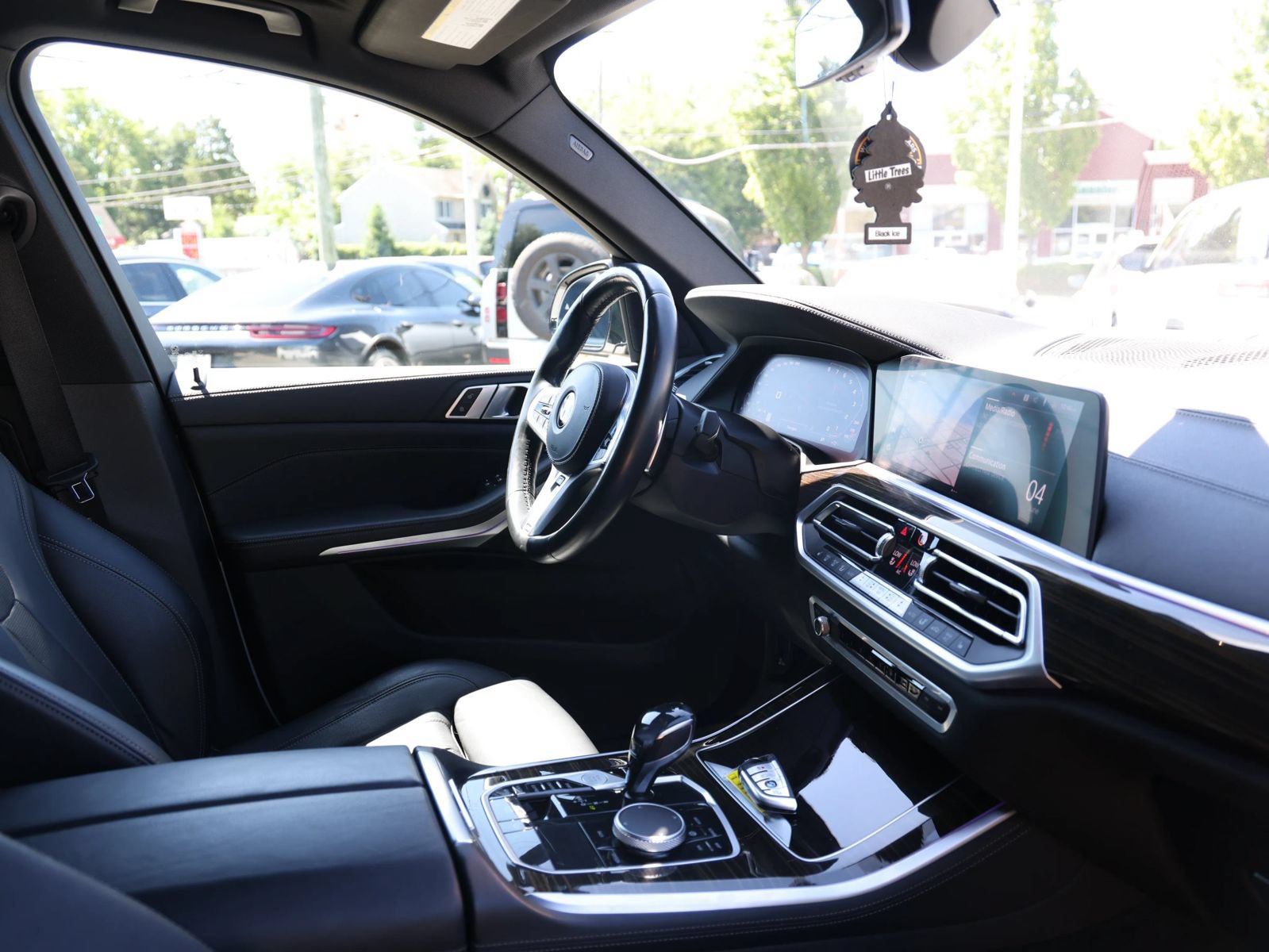 Used 2021 BMW X5 xDrive40i w/ M Sport Package AWD/4WD image 16