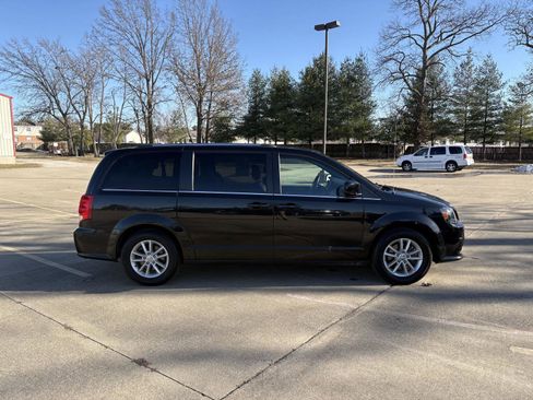 Used 2019 Dodge Grand Caravan SXT image 25