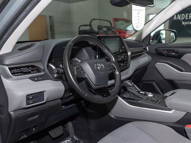 Used 2021 Toyota Highlander LE AWD/4WD image 11