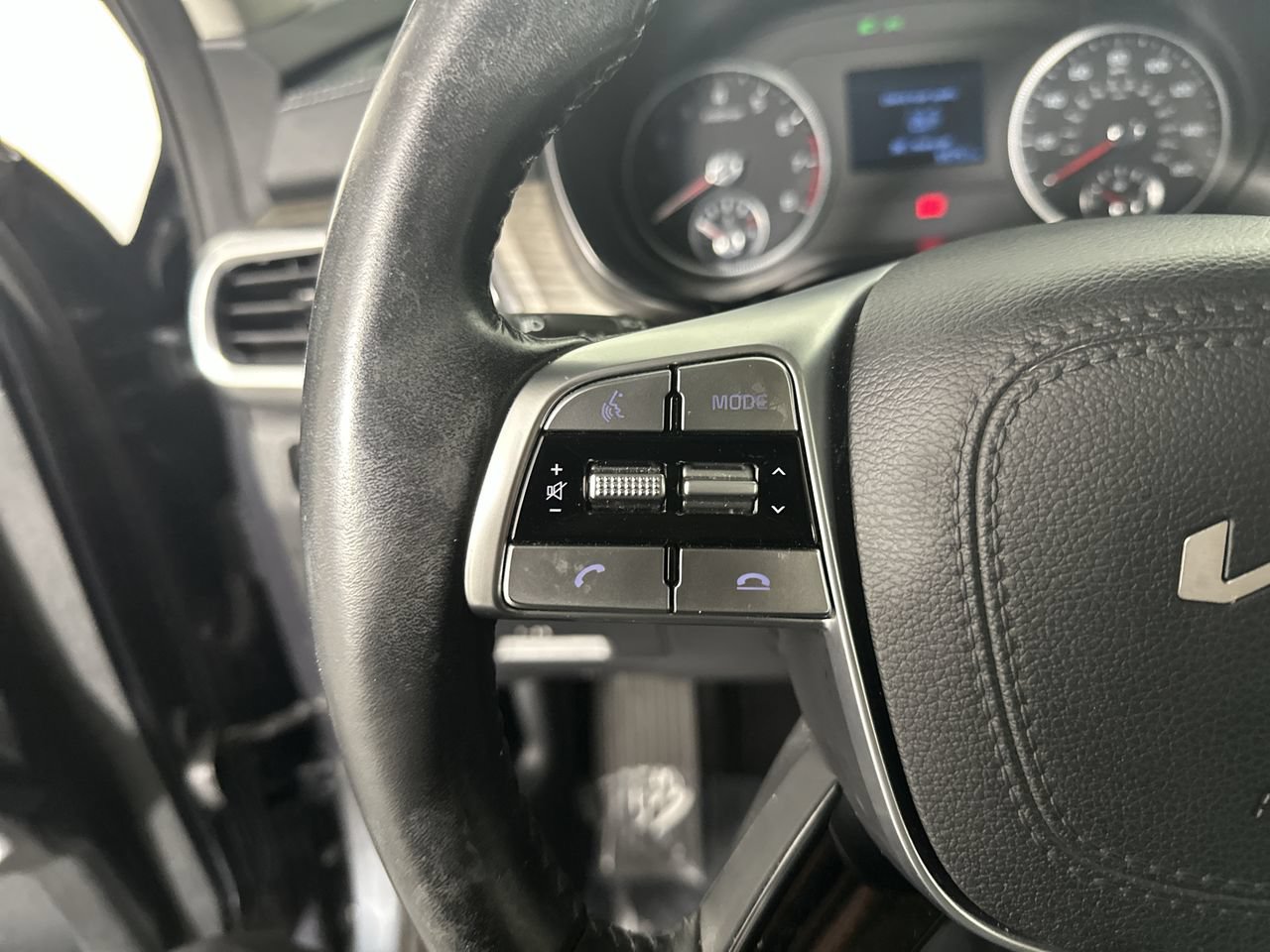 Used 2022 Kia Telluride EX w/ EX Premium Package FWD image 6