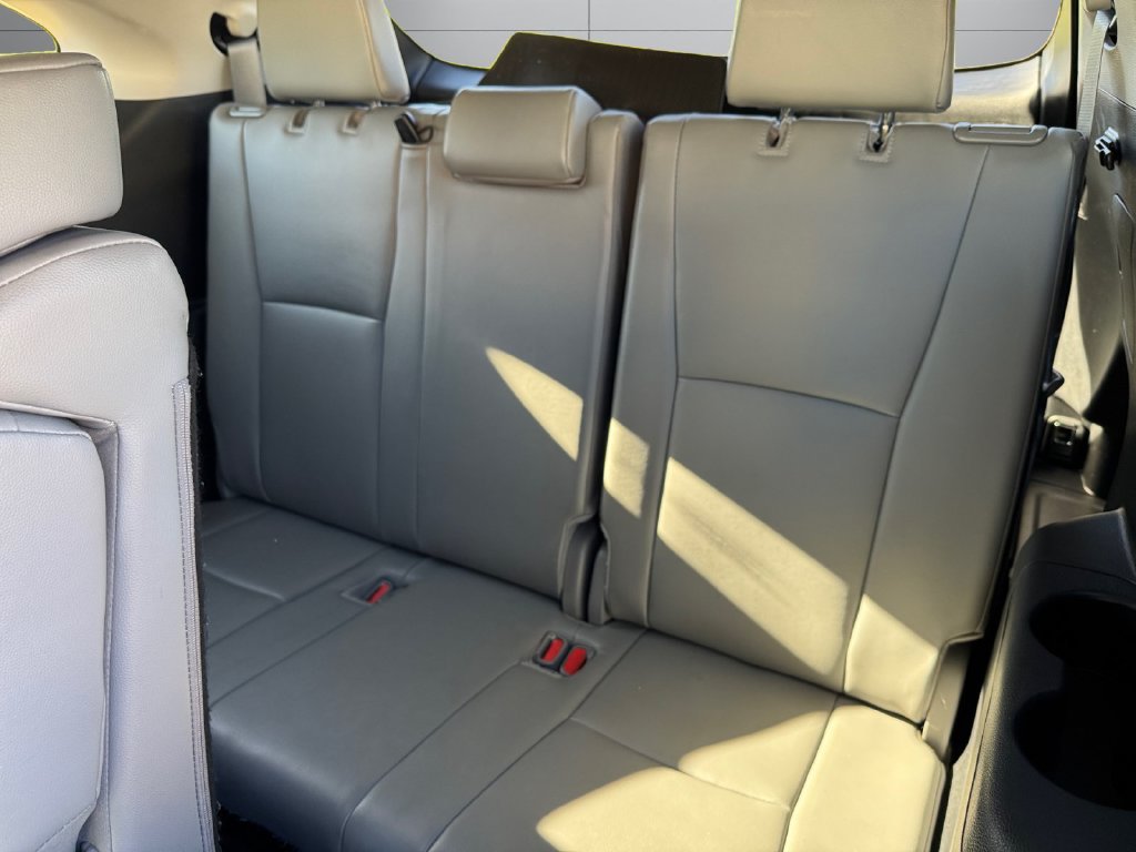 Used 2024 Toyota Highlander XLE AWD/4WD image 16
