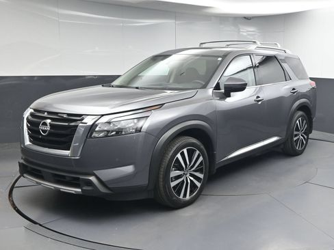 Certified 2025 Nissan Pathfinder Platinum FWD image 3