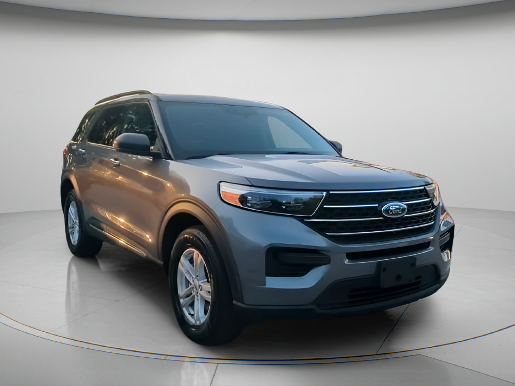 Used 2023 Ford Explorer XLT AWD/4WD image 3