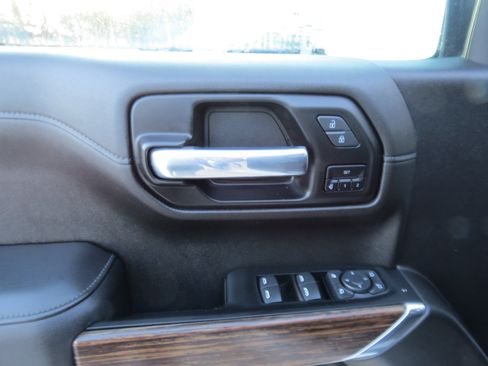 Used 2022 Chevrolet Silverado 1500 High Country w/ Technology Package image 17