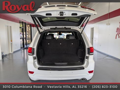 Used 2018 Jeep Grand Cherokee Altitude image 12