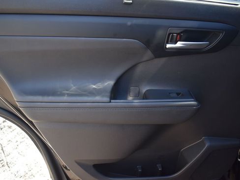 Used 2023 Toyota Highlander XLE AWD/4WD image 19