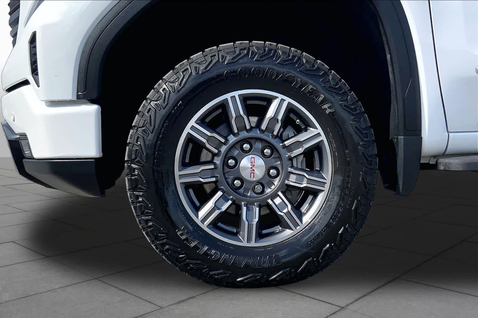 Used 2024 GMC Sierra 1500 AT4 w/ Technology Package AWD/4WD image 11