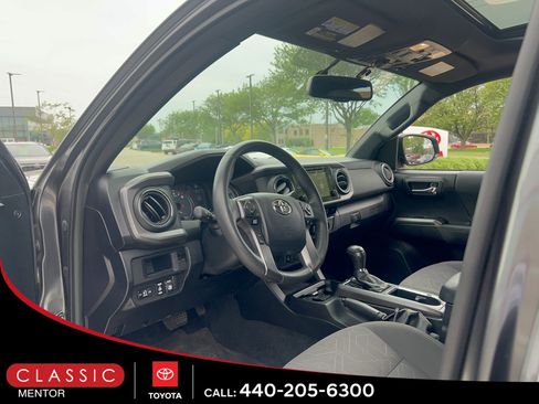 Used 2017 Toyota Tacoma TRD Off-Road AWD/4WD image 4