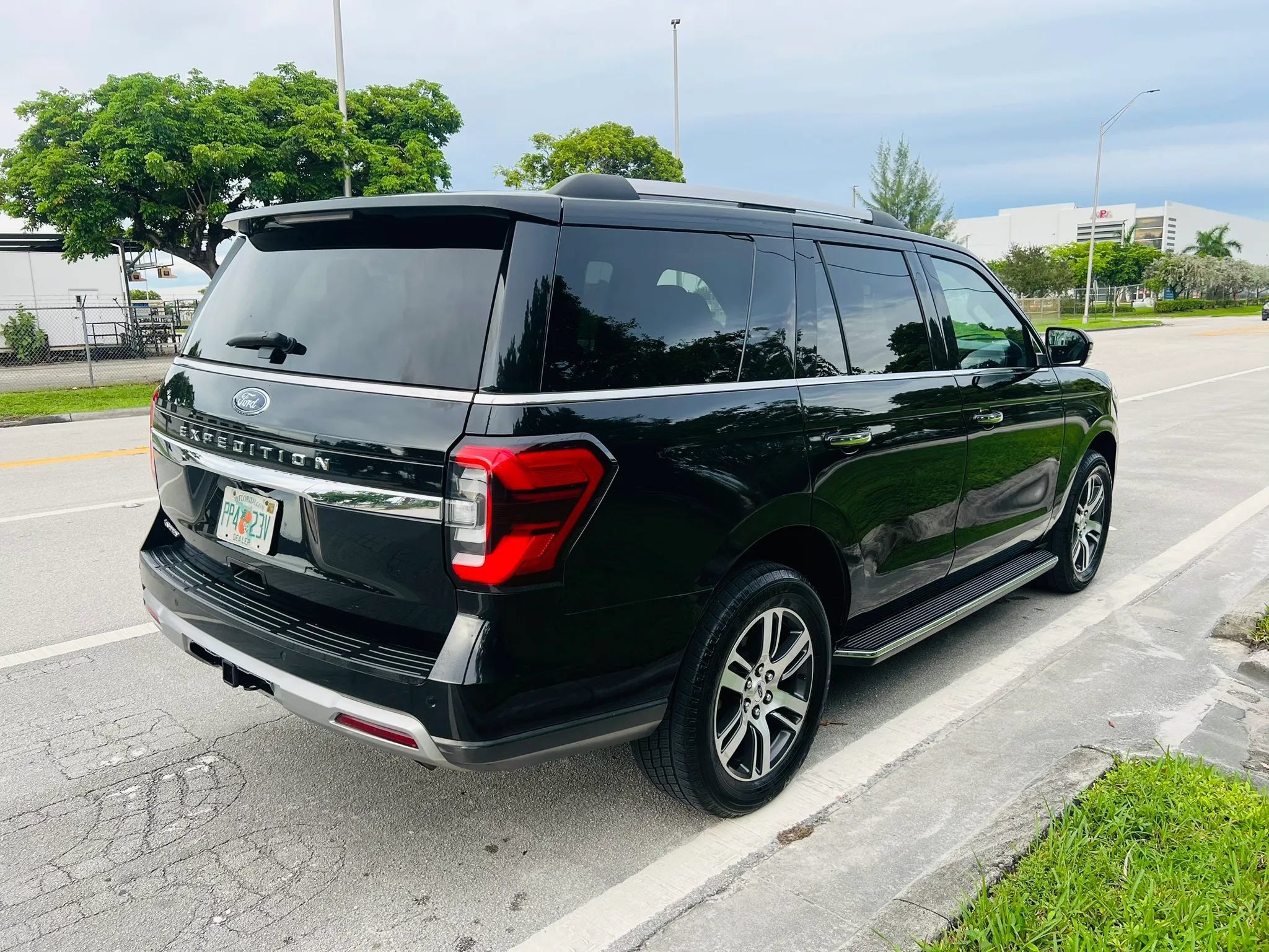 Used 2023 Ford Expedition Limited AWD/4WD image 5