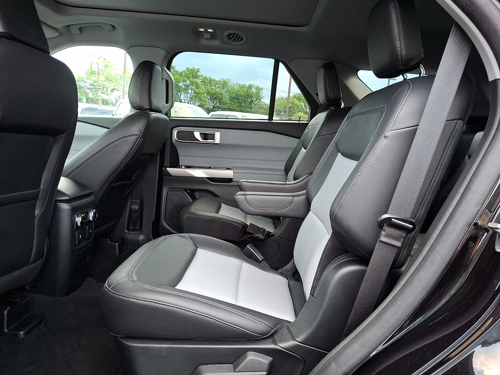 Certified 2023 Ford Explorer XLT w/ Equipment Group 202A AWD/4WD image 10