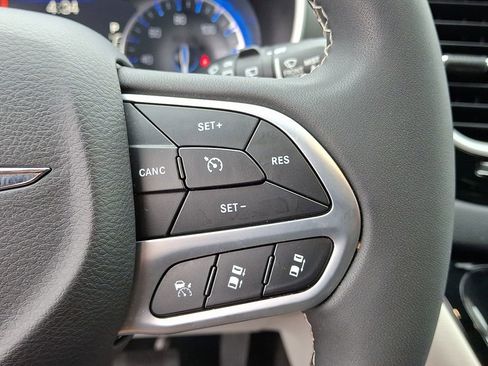 Used 2023 Chrysler Pacifica Touring-L image 22