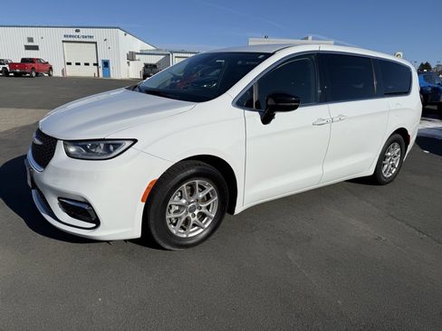 Used 2024 Chrysler Pacifica Touring-L image 4