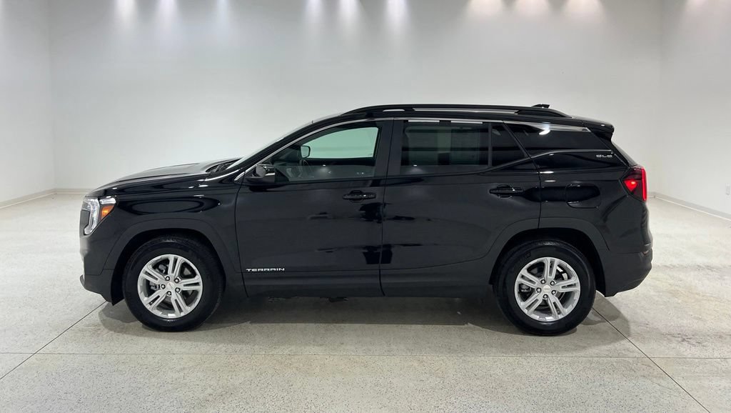 Used 2024 GMC Terrain SLE w/ Driver Convenience Package FWD image 2