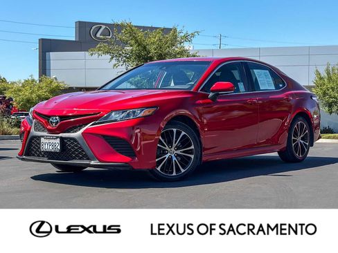 Used 2020 Toyota Camry SE w/ Convenience Package FWD image 1