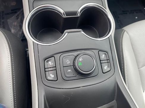 Used 2024 GMC Terrain SLT image 14