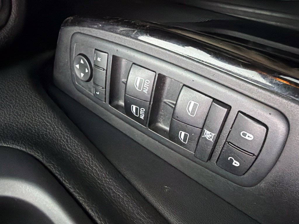 Used 2019 Jeep Cherokee Latitude w/ Cold Weather Group AWD/4WD image 12