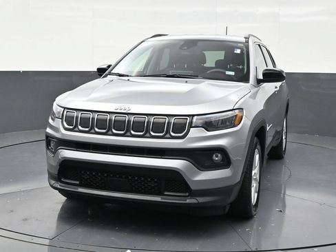 Used 2022 Jeep Compass Latitude FWD image 8