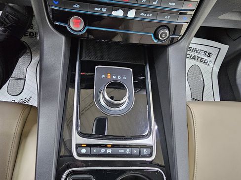 Used 2017 Jaguar F-PACE Premium image 35