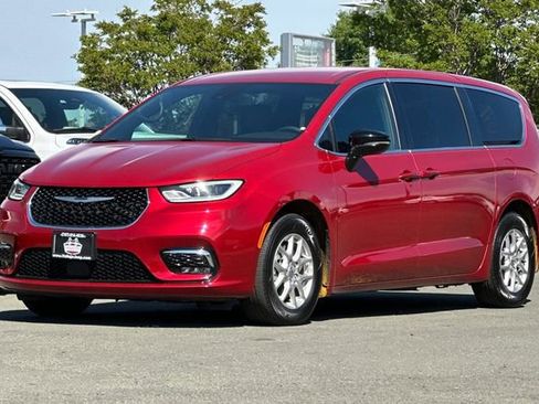Used 2025 Chrysler Pacifica Select image 8