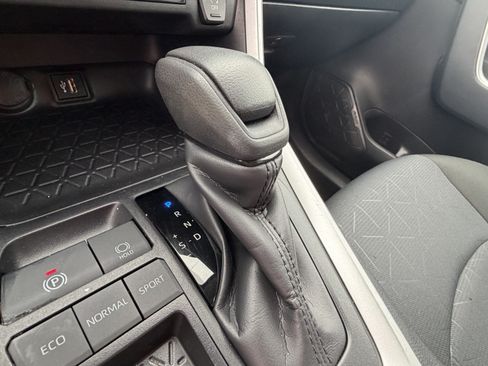 Used 2025 Toyota RAV4 XLE FWD image 28