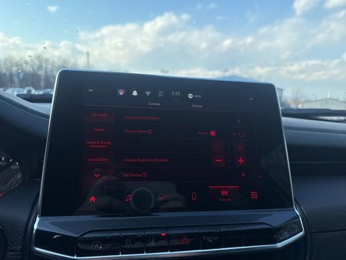 Used 2025 Jeep Compass Trailhawk image 29