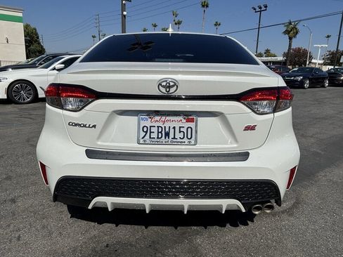 Used 2020 Toyota Corolla SE w/ SE Premium Package FWD image 4