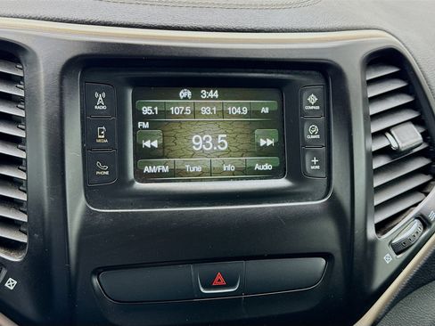 Used 2017 Jeep Cherokee Latitude image 11