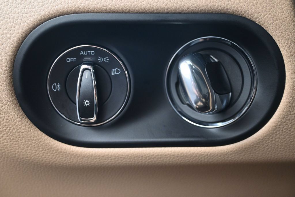 Used 2026 Porsche Macan AWD/4WD image 22