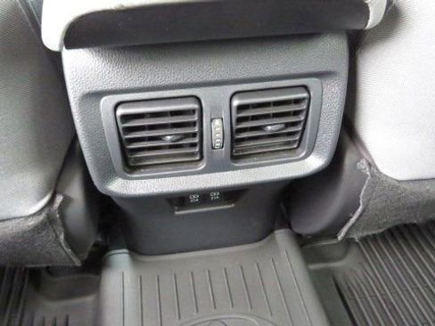 Used 2022 Toyota Venza LE image 16