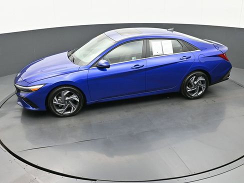 Certified 2025 Hyundai Elantra SEL image 36