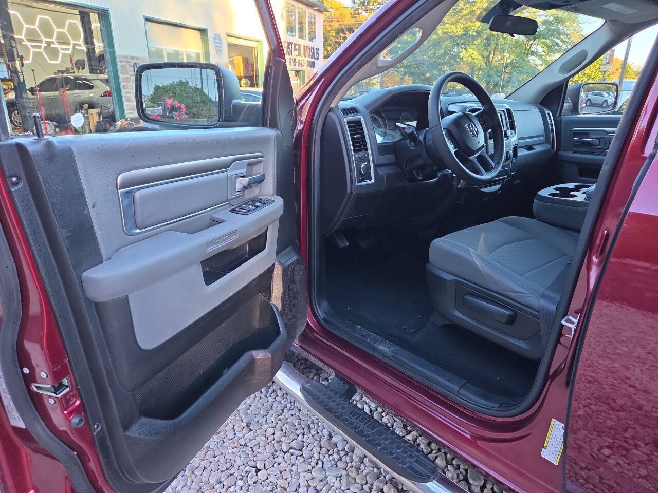 Used 2019 RAM 1500 Classic SLT AWD/4WD image 18