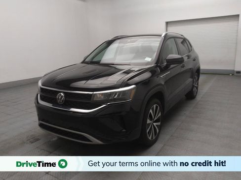 Used 2024 Volkswagen Taos SE image 1