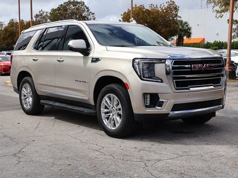 Used 2024 GMC Yukon SLT w/ SLT Luxury Package image 2