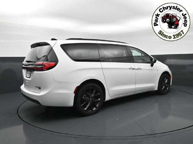 Used 2026 Chrysler Pacifica Limited w/ S Appearance Package AWD/4WD image 6