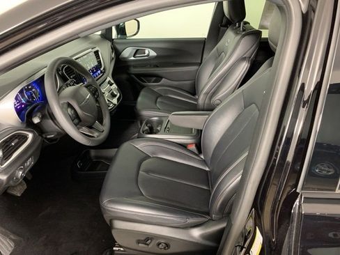 Used 2024 Chrysler Pacifica Touring-L w/ Uconnect Theater Family Group image 30