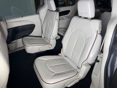 Used 2017 Chrysler Pacifica Limited w/ Advanced Safetytec Group FWD image 28