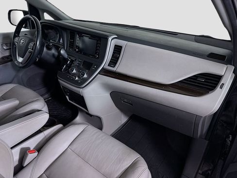 Used 2020 Toyota Sienna XLE image 32