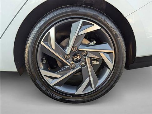 Certified 2025 Hyundai Elantra Limited image 23