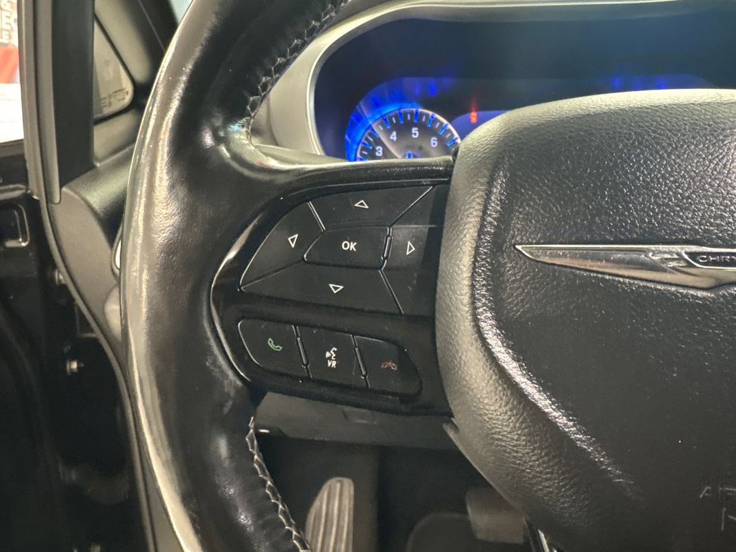 Used 2019 Chrysler Pacifica Touring-L Plus w/ Advanced Safetytec Group FWD image 24