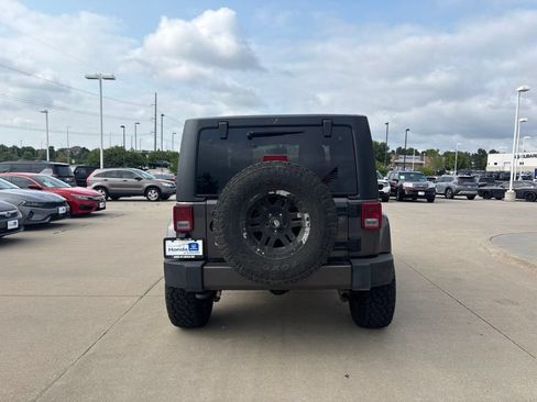 Used 2017 Jeep Wrangler Sahara w/ Connectivity Group AWD/4WD image 6
