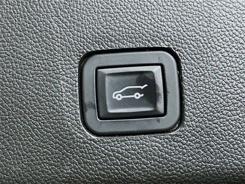 Used 2018 Chevrolet Traverse LT image 12