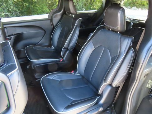 Used 2022 Chrysler Pacifica Limited w/ S Appearance Package image 36