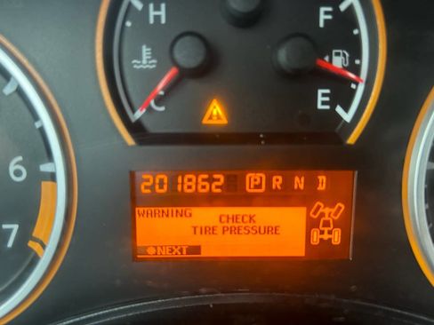 Used 2015 Nissan Armada SV AWD/4WD image 13