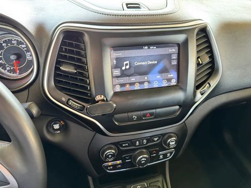 Used 2019 Jeep Cherokee Latitude Plus FWD image 14